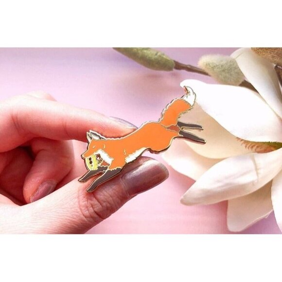 Red Fox Usurper Enamel Pin - Gold Plated Jewelry - Wildlife  & Crown‎ Brooch - Picture 5 of 9